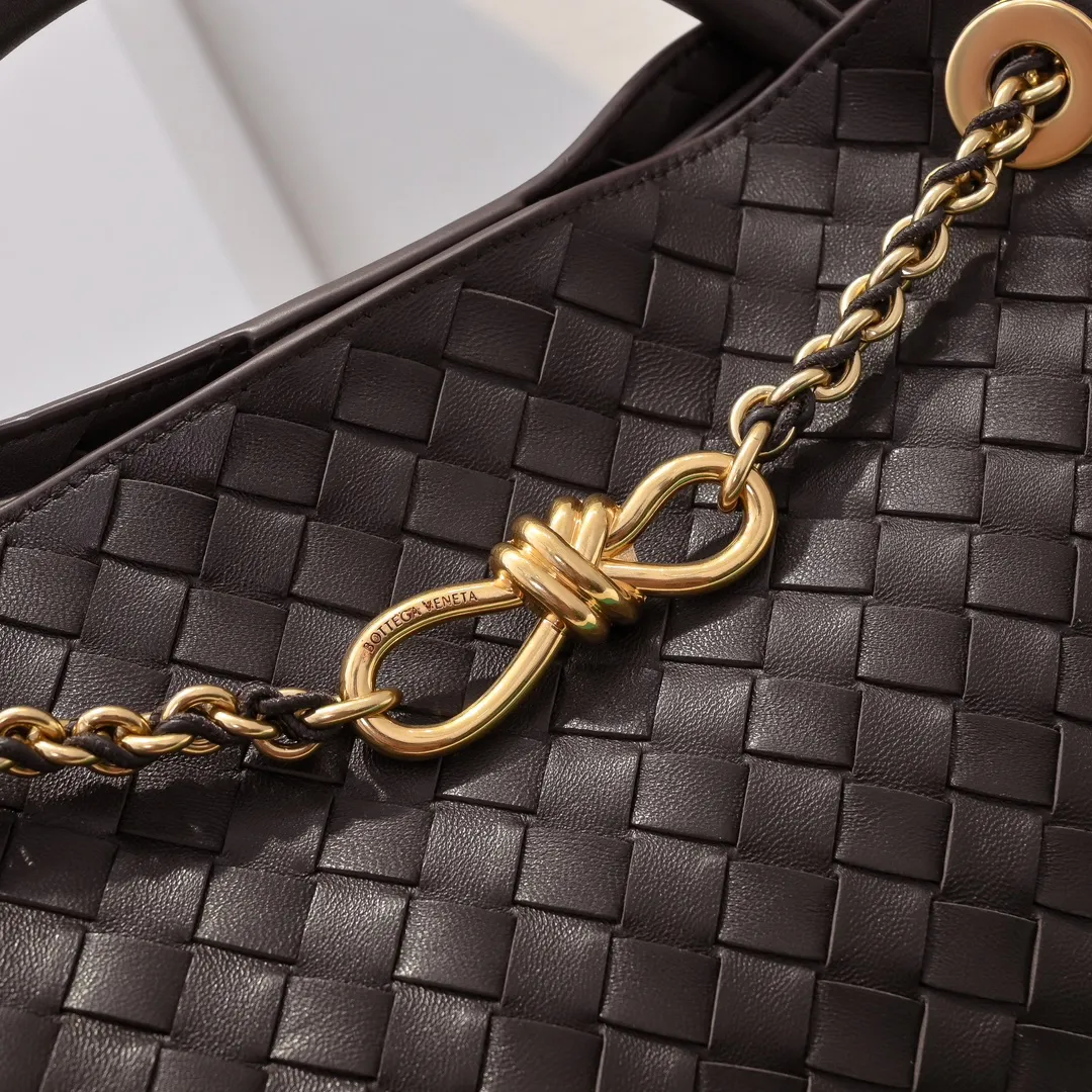 Batch 2460 BOTTEGA VENETA 2024 spring and summer new small ANDIAMO chain bag is also available! 🔥🔥I believe many friends have been waiting for a long time. The metallic chain adds a touch of sophistication to the original softness and elegance of Andiamo. The collision of classic craftsmanship and elegance creates a different kind of beauty. Style number: 6009 Size: 32*24*12cm